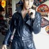 elvis-en-cuir-avec-micro-statue-grandeur-nature