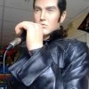 elvis-en-cuir-avec-micro-statue-grandeur-nature