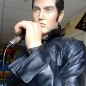 elvis-en-cuir-avec-micro-statue-grandeur-nature