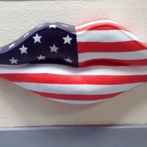 Bouche avec lèvres peintes aux couleurs du drapeau des USA en résine et fibre de verre