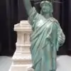 Statue De La Liberte Sur Socle