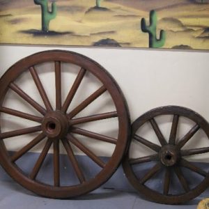 ROUE DE CHARIOT Moulage en résine et fibre de verre.