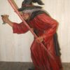 Statue d'une sorcière avec bâton et potion magique