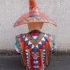 Statue en résine grandeur nature d'un Mexicain assis en train de faire la sieste sous son sombrero.