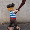 Petit garçon Pirate avec son épée, style dessin animé.