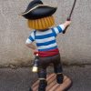 Petit garçon Pirate avec son épée, style dessin animé.