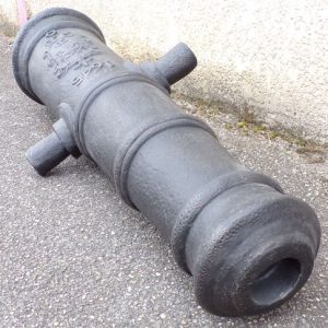 Canon de bateau Pirate abandonné sur une plage de sable finx dans la mer des Caraïbes