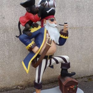 Statue en résine de grande taille d'un capitaine Pirate posant le pied sur son trésor, avec son singe sur l'épaule observant avec une longue-vue