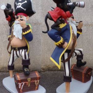 Statue en résine de grande taille d'un capitaine Pirate posant le pied sur son trésor, avec son singe sur l'épaule observant avec une longue-vue