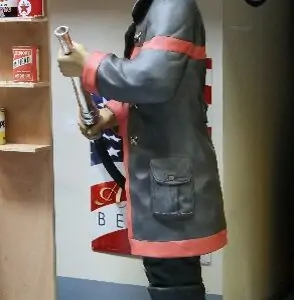 Statue de Pompier Américain avec son casque et sa lance à incendie