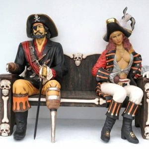 Femme pirate assise sur le banc