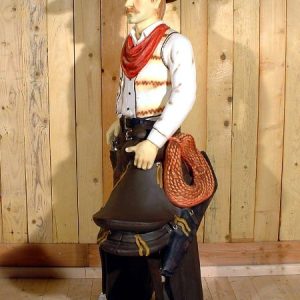 Statue de Cowboy tenant sa selle