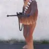 Statue de Chewbacca Le guerrier rebelle tenant une arbalète