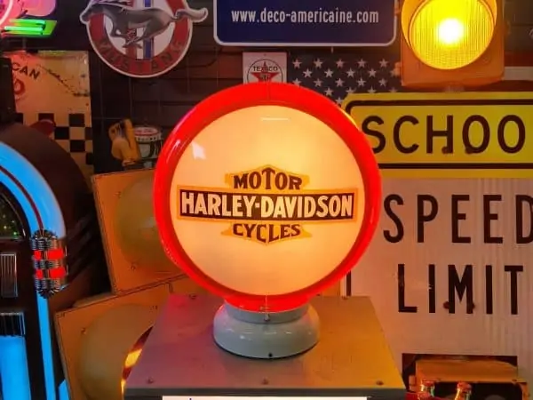 globe de pompe a essence americaine de la marque harley davidson a orange