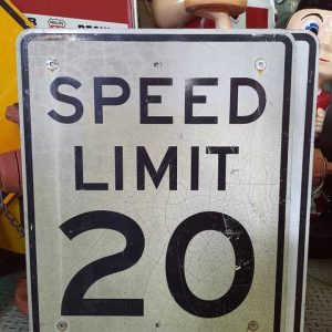 panneau routier americain de limitation de vitesse speed limit 20 cracked 76x61cm