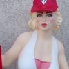 Nouvelle statue stop-trottoir avec cette jolie pompiste tenant d'une main une ardoise porte-menu et de l'autre le pistolet de la pompe à essence