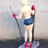 Pompiste girl tenant une ardoise porte-menu