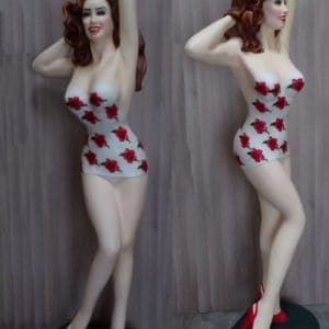 pin up avec un tres joli maillot de bain a fleurs. des hibiscus peints a la main