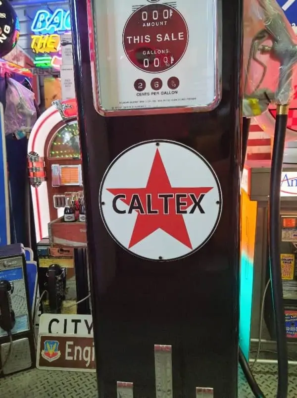 pompe a essence logotisee a la marque caltex texaco 4