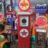pompe a essence logotisee a la marque caltex texaco red