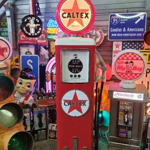 pompe a essence logotisee a la marque caltex texaco red
