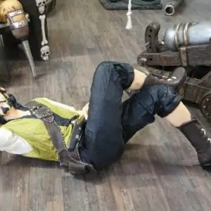Pirates - Equipier couche et endormi avec son pistolet