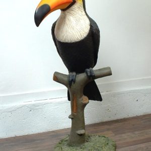 toucan sur une branche decoration plage mer ocean statue grandeur nature en resine et fibre de verre vente et location evenementiel