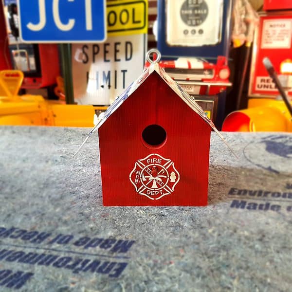 cabane à oiseaux avec plaque d'immatriculation américaine