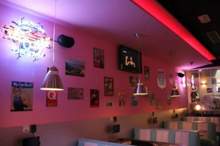 restaurant americain avec neon publicitaire de decoration americaine murale.jpg