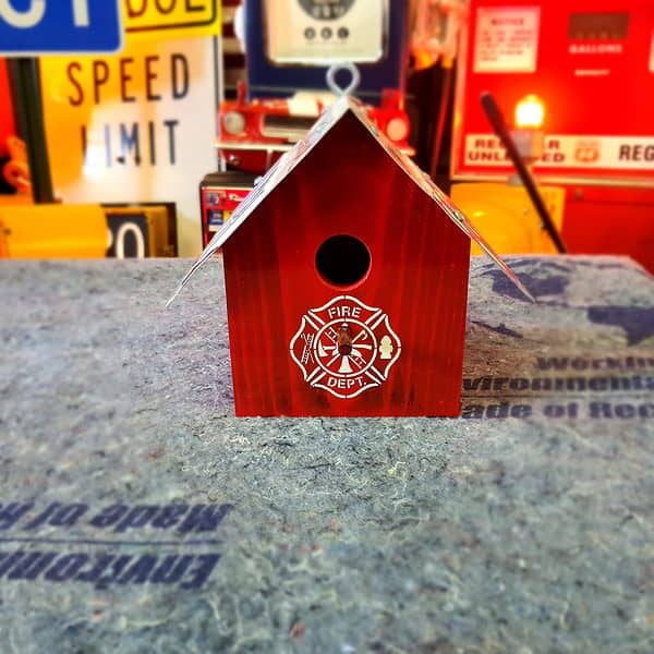 cabane à oiseaux avec plaque d'immatriculation américaine firefighters ohio (copie)