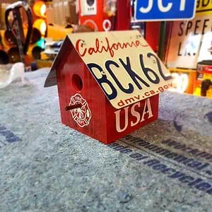 cabane à oiseaux avec plaque d'immatriculation américaine firefighters ohio (copie)