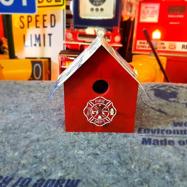 cabane à oiseaux avec plaque d'immatriculation américaine firefighters california (copie)