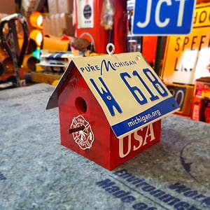 cabane à oiseaux avec plaque d'immatriculation américaine firefighters california (copie)