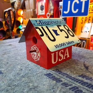 cabane à oiseaux avec plaque d'immatriculation américaine firefighters wisconsin (copie)