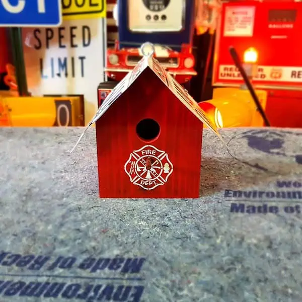 cabane à oiseaux avec plaque d'immatriculation américaine firefighters michigan (copie)