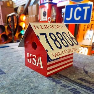 cabane à oiseaux avec plaque d'immatriculation américaine american flag