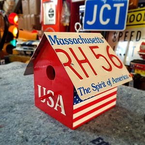 cabane à oiseaux avec plaque d'immatriculation américaine american flag (copie)