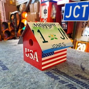 cabane à oiseaux avec plaque d'immatriculation américaine american flag massachusetts (copie)