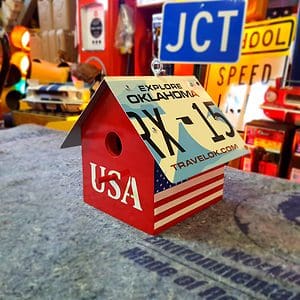 cabane à oiseaux avec plaque d'immatriculation américaine american flag mississippi (copie)
