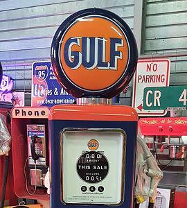 pompe à essence américaine avec opaline en verre gulf