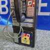 téléphone payphone américain de rue avec monnayeur et stickers (copie)