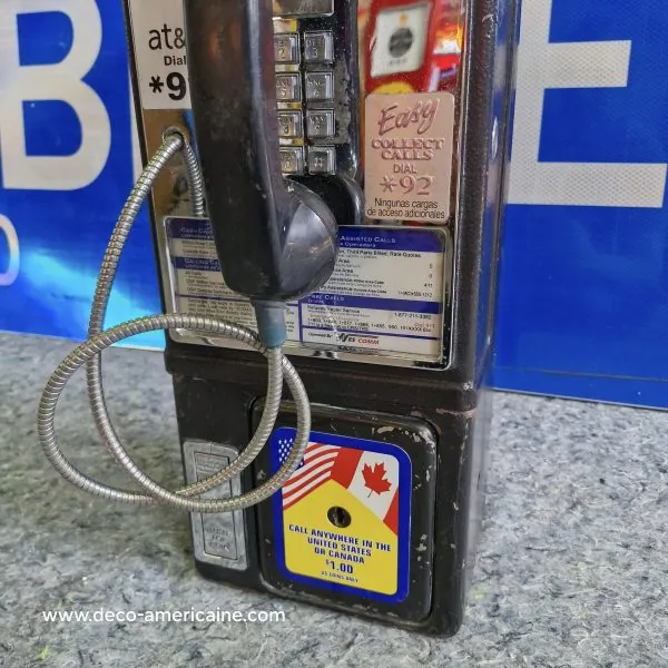 téléphone payphone américain de rue avec monnayeur et stickers (copie)
