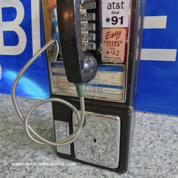 téléphone payphone américain de rue avec monnayeur et stickers
