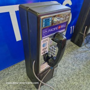 téléphone payphone américain de rue avec monnayeur et stickers (copie)
