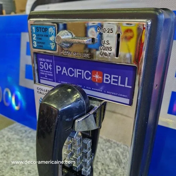 téléphone payphone américain de rue avec monnayeur et stickers (copie)
