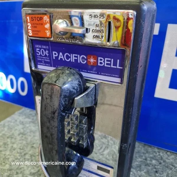 téléphone payphone américain de rue avec monnayeur et stickers (copie)