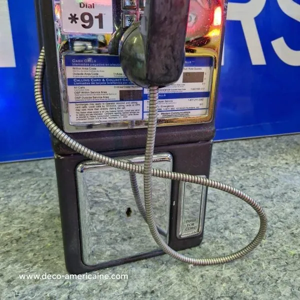 téléphone payphone américain de rue avec monnayeur et stickers (copie)