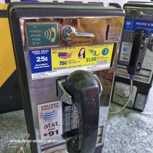 téléphone payphone américain de rue avec monnayeur et stickers (copie)