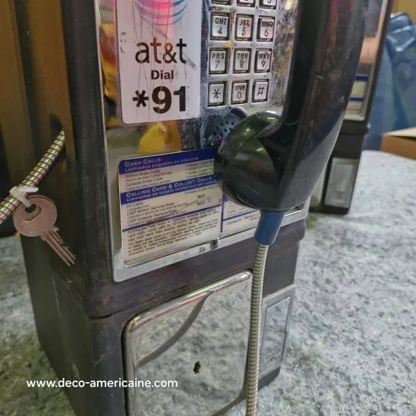 téléphone payphone américain de rue avec monnayeur et stickers (copie)