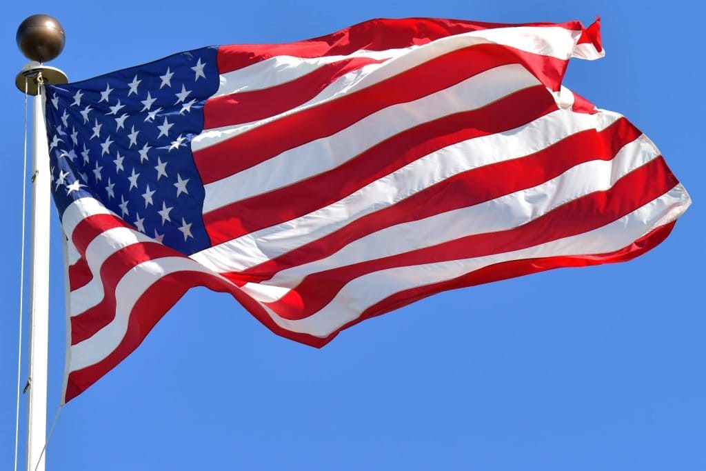drapeau americain flottant au vent